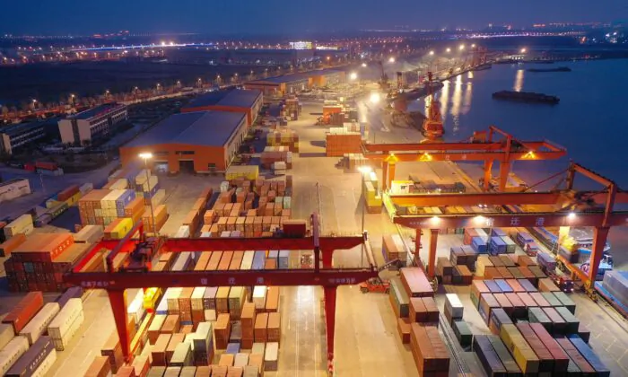 Bức ảnh chụp từ trên không này cho thấy các container vận chuyển xếp chồng lên nhau tại cảng Túc Thiên ở tỉnh Giang Tô phía đông Trung Quốc hôm 26/03/2023. (Ảnh: STR/AFP qua Getty Images)