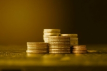 Chồng tiền xu bằng vàng. (Ảnh: Tendo/Shutterstock)