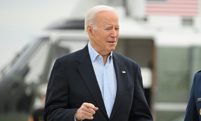 Tổng thống Joe Biden đang đi đến chiếc Không lực Một trước khi rời Căn cứ chung Andrews ở Maryland, hôm 31/03/2023. (Ảnh: Mandel Ngan/AFP qua Getty Images)