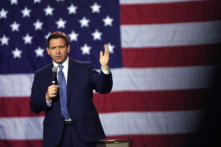 Thống đốc Florida Ron DeSantis nói chuyện với cử tri Iowa tại Des Moines, Iowa, hôm 10/03/2023. (Ảnh: Scott Olson/Getty Images)