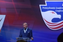 Mục sư C.L. Bryant, một thành viên cao cấp của Freedom Works, trình bày tại Hội nghị Lãnh đạo Pennsylvania hôm 31/03/2023. (Ảnh: Beth Brelje/The Epoch Times)