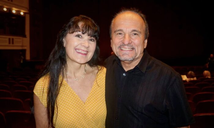 Ông bà Claire và Rock Wagner thưởng thức Nghệ thuật Biểu diễn Shen Yun tại Trung tâm Nghệ thuật Duke Energy, Nhà hát Mahaffey hôm 02/04/2023. (Ảnh: Yawen Hung/The Epoch Times)