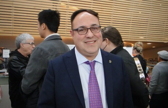 Nghị sĩ Daniel Muys thưởng thức Nghệ thuật Biểu diễn Shen Yun tại Trung tâm Nghệ thuật Biểu diễn Four Seasons hôm 02/04/2023. (Ảnh: Xinxin Teng/The Epoch Times)