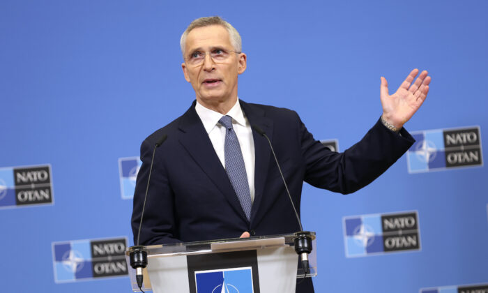 Tổng Thư ký NATO Jens Stoltenberg trình bày trong một cuộc họp báo diễn ra trước thềm cuộc họp của các ngoại trưởng NATO, tại trụ sở NATO ở Brussels, hôm 03/04/2023. (Ảnh: Geert Vanden Wijngaert/AP Photo)
