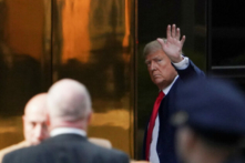 Cựu Tổng thống Donald Trump đến tòa nhà Trump Tower, sau khi bị một đại bồi thẩm đoàn Manhattan truy tố sau một cuộc điều tra về khoản tiền bịt miệng trả cho nữ diễn viên đóng phim người lớn Stormy Daniels, ở thành phố New York, hôm 03/04/2023. (Ảnh: David Dee Delgado/Reuters)