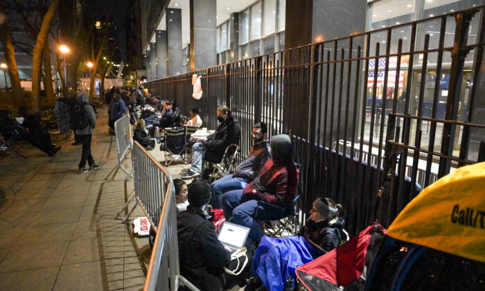 Các phóng viên tập trung bên ngoài Tòa án Tối cao Quận New York vào sáng sớm trước khi diễn ra phiên tòa buộc tội cựu Tổng thống Donald Trump, hôm 04/04/2023. (Ảnh: Samira Bouaou/The Epoch Times)