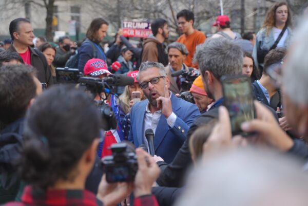 Những người biểu tình bên ngoài Tòa án Tối cao Quận New York trước khi diễn ra phiên tòa buộc tội cựu Tổng thống Donald Trump, hôm 04/04/2023. (Ảnh: Chung I Ho/The Epoch Times)