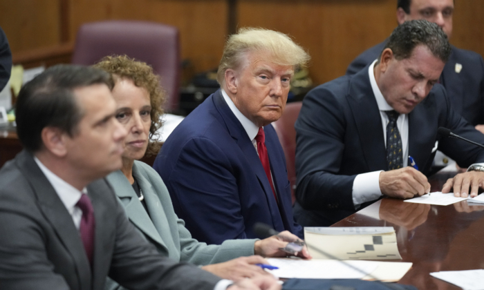 Cựu Tổng thống Donald Trump và nhóm bào chữa của ông tại một tòa án ở Manhattan cho phiên điều trần để buộc tội ông hôm 04/04/2023. (Ảnh: Seth Wenig/AP Photo)