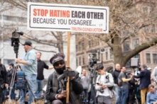 ‘Tình yêu sẽ chiến thắng’: Những người ủng hộ và chỉ trích ông Trump ở New York đề nghị bày tỏ bất đồng trong ôn hòa