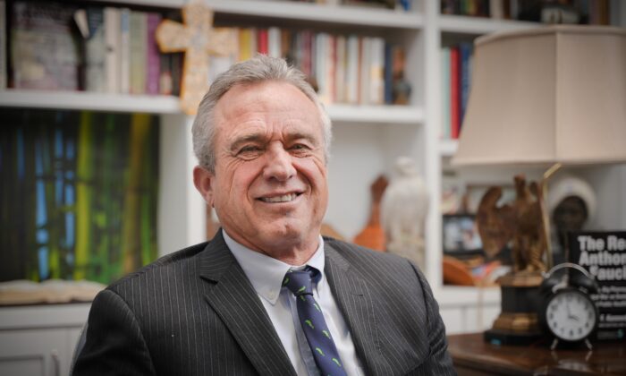 Ông Robert F. Kennedy, Jr., người sáng lập tổ chức bất vụ lợi Bảo vệ Sức khỏe Trẻ em, tại Los Angeles, California hôm 06/02/2023. (Ảnh: York Du/The Epoch Times)