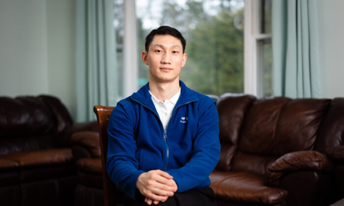 Anh Vương Toàn, nghệ sĩ múa chính của đoàn nghệ thuật biểu diễn Shen Yun, tại nhà riêng của mình ở tiểu bang New York hôm 31/03/2023. (Ảnh: Samira Bouaou/The Epoch Times)