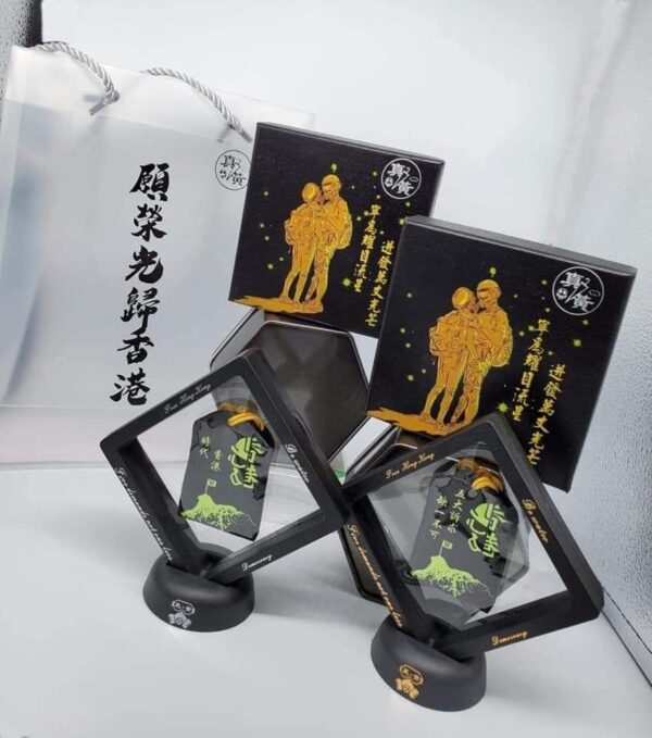 Khi chuyển đến Canada, anh Donald Cheng vẫn quan tâm đến Hồng Kông. Bức ảnh này cho thấy những món quà lưu niệm mà anh đã mua tại chợ của người Hồng Kông ở Canada. Những món đồ này là những lời nhắc nhở anh Donald đừng bao giờ quên cuộc đấu tranh cho nền dân chủ ở Hồng Kông. (Ảnh: Được đăng dưới sự cho phép của anh Donald Cheng)