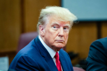 Cựu Tổng thống Donald Trump trình diện tại Tòa án Hình sự Manhattan ở New York hôm 04/04/2023. (Ảnh: Steven Hirsch/Pool/AFP qua Getty Images)