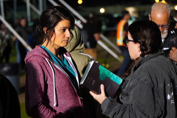 Một nhân viên tiếp cận cộng đồng giải thích cách tham gia vào mục vụ nhà thờ ở Bakersfield, California, hôm 12/03/2023. (Ảnh: Allan Stein/The Epoch Times)