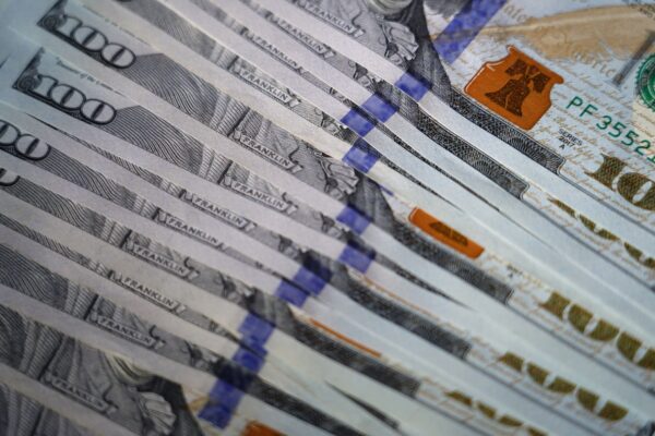 Việc bổ sung hơn 128 tỷ USD trong các khoản phân bổ trực tiếp được ủy quyền và 350 tỷ USD cho các khoản vay để quản lý một tình huống giám sát vốn đã căng thẳng rồi hầu như bảo đảm rằng “nhiều rủi ro của riêng chương trình sẽ xuất hiện và tạo ra những thách thức to lớn cho bộ,” Tổng thanh tra DOE Teri Donaldson nói với một ủy ban quốc hội trong phiên điều trần hôm 18/04. (Ảnh: Matt Slocum/AP Photo)