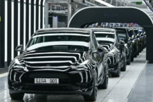 Một dòng xe điện mẫu Y trong thời gian bắt đầu sản xuất tại “Siêu nhà máy” của Tesla ở Gruenheide, phía đông nam Berlin vào ngày 22/03/2022. (Ảnh: Patrick Pleul/Pool/AFP qua Getty Images)