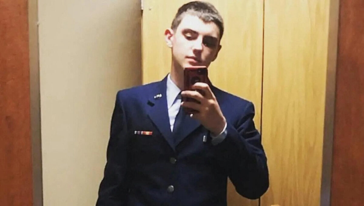 Anh Jack Douglas Teixeira tự chụp ảnh tại một địa điểm không xác định trong một ảnh tư liệu. (Ảnh: Trang web Truyền thông Xã hội qua Reuters)