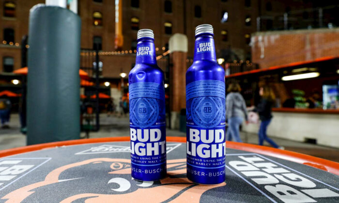 Các chai bia Bud Light đặt trên bàn ở khu vực bên phải trong trận đấu giữa đội Baltimore Orioles và Toronto Blue Jays tại Công viên Oriole ở Camden Yards ở Baltimore, Maryland, vào ngày 19/09/2019. (Hình ảnh: Rob Carr/Getty Images)