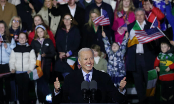 Trong hình ảnh do Chính phủ Ireland cung cấp này, Tổng thống Hoa Kỳ Joe Biden đang có bài diễn văn trước đám đông trong một sự kiện kỷ niệm tại Thánh đường St. Muredach ở Ballina, Ireland hôm 14/04/2023. (Ảnh: Julien Behal/Chính phủ Ireland qua Getty Images)