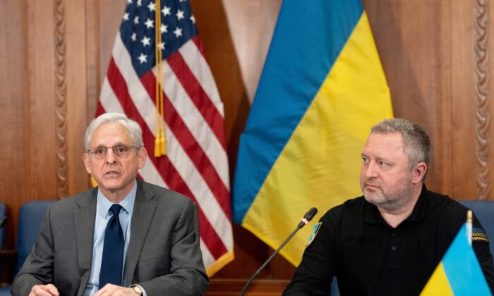 Tổng Chưởng lý Merrick Garland gặp Tổng Công tố Ukraine Andriy Kostin (Phải) tại Bộ Tư pháp ở Hoa Thịnh Đốn hôm 17/04/2023. (Ảnh: Stefani Reynolds/AFP qua Getty Images)