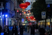 Người đi bộ đi dưới những chiếc đèn lồng đỏ được thắp sáng trong dịp Tết Nguyên Đán 2022 tại quận Sarpi ở Milan vào ngày 01/02/2022. (Ảnh: Piero Crucitti/AFP qua Getty Images)