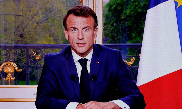 Ảnh chụp màn hình một tivi cho thấy Tổng thống Pháp Emmanuel Macron đang trình bày bài diễn văn được phát hình trước cả nước, được thực hiện từ Điện Elysee ở Paris hôm 17/04/2023. (Ảnh: Ludovic Marin/AFP qua Getty Images)