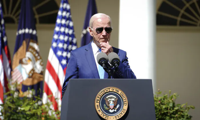 Tổng thống Joe Biden nói về việc trợ giúp các gia đình, nhân viên chăm sóc, và người chăm sóc gia đình tại Vườn hồng của Tòa Bạch Ốc ở Hoa Thịnh Đốn, hôm 18/04/2023. (Ảnh: Madalina Vasiliu/The Epoch Times)