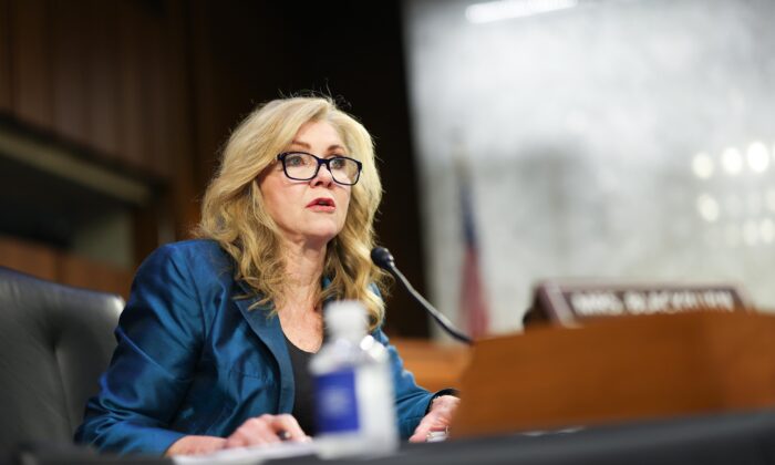 Thủ đô Hoa Thịnh Đốn: Thượng nghị sĩ Hoa Kỳ Marsha Blackburn (Cộng Hòa-West Virginia) chất vấn ông Peiter “Mudge” Zatko, cựu giám đốc bảo mật của Twitter, trong một Phiên điều trần của Ủy ban Tư pháp Thượng viện về bảo mật dữ liệu tại Twitter, trên Capitol Hill, hôm 13/09/2022 tại Thủ đô Hoa Thịnh Đốn. Ông Zatko tuyên bố rằng các lỗi bảo mật phổ biến của Twitter gây ra một rủi ro bảo mật đối với quyền riêng tư và thông tin của người dùng và có khả năng gây nguy hiểm cho an ninh quốc gia. (Ảnh: Kevin Dietsch/Getty Images)