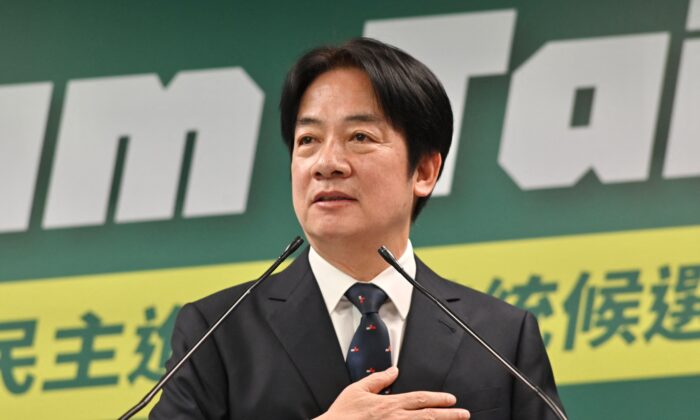 Phó Tổng thống Đài Loan kiêm Chủ tịch Đảng Dân Chủ Tiến Bộ (DPP) cầm quyền Lại Thanh Đức (William Lai) làm thế tay trong bài diễn văn tại trụ sở DPP ở Đài Bắc hôm 12/04/2023. Ông Lại sẽ đại diện cho DPP tranh cử tổng thống vào năm 2024. (Ảnh: Sam Yeh/AFP qua Getty Images)