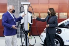 Ảnh tư liệu: Phó Tổng thống Hoa Kỳ Kamala Harris nói chuyện với Giám đốc điều hành SemaConnect Mahi Reddy tại Cơ sở bảo trì rượu Brandywine của Quận Prince George trong chuyến thăm để công bố Kế hoạch Hành động Sạc Xe điện của chính phủ Biden-Harris, ở Brandywine, Maryland, Hoa Kỳ, hôm 13/12/2021. (Ảnh: Reuters/Kevin Lamarque)