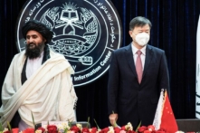 Phó Thủ tướng Thứ nhất lâm thời của Afghanistan Abdul Ghani Baradar (bên trái) và đại sứ Trung Quốc tại Afghanistan Vương Ngu (Wang Yu) tại Kabul hôm 05/01/2023. (Ảnh: Ahmad Sahel Arman/AFP qua Getty Images)