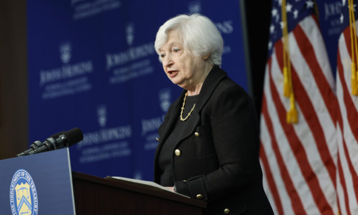 Bộ trưởng Ngân khố Janet Yellen nói chuyện tại Khoa Nghiên cứu Quốc tế Cao cấp (SAIS) của Đại học Johns Hopkins ở Hoa Thịnh Đốn, hôm 20/04/2023. (Ảnh: Anna Moneymaker/Getty Images)