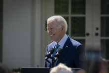 Tổng thống Joe Biden nói về việc thúc đẩy công lý môi trường trong Vườn Hồng tại Tòa Bạch Ốc ở Hoa Thịnh Đốn hôm 21/04/2023. (Ảnh: Madalina Vasiliu/The Epoch Times)