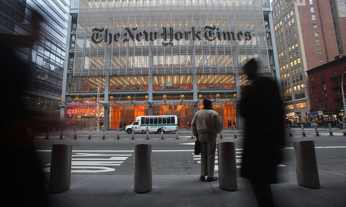 Tên của tờ The New York Times được trưng bày trước trụ sở chính ở trung tâm thành phố vào ngày 07/12/2009 tại thành phố New York. (Ảnh: Ảnh của Mario Tama/Getty Images)