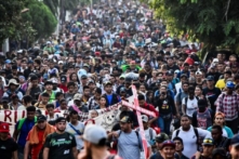 Những người di cư từ Trung và Nam Mỹ tham gia vào một đoàn lữ hành cố gắng đến biên giới Mexico-Hoa Kỳ, trong khi đang thực hiện một hành trình đau khổ để phản đối việc 40 người di cư bị thiệt mạng trong một vụ hỏa hoạn tại một trung tâm giam giữ ở phía bắc thành phố Juárez, ở Tapachula, bang Chiapas, miền nam Mexico, hôm 23/04/2023. (Ảnh: Stringer/AFP qua Getty Images)