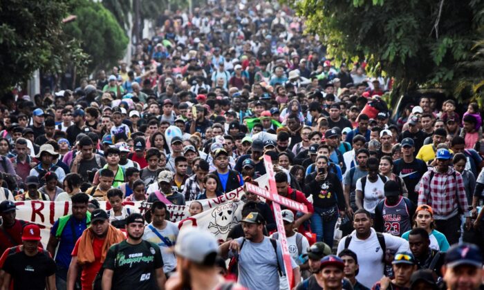 Những người di cư từ Trung và Nam Mỹ tham gia vào một đoàn lữ hành cố gắng đến biên giới Mexico-Hoa Kỳ, trong khi đang thực hiện một hành trình đau khổ để phản đối việc 40 người di cư bị thiệt mạng trong một vụ hỏa hoạn tại một trung tâm giam giữ ở phía bắc thành phố Juárez, ở Tapachula, bang Chiapas, miền nam Mexico, hôm 23/04/2023. (Ảnh: Stringer/AFP qua Getty Images)