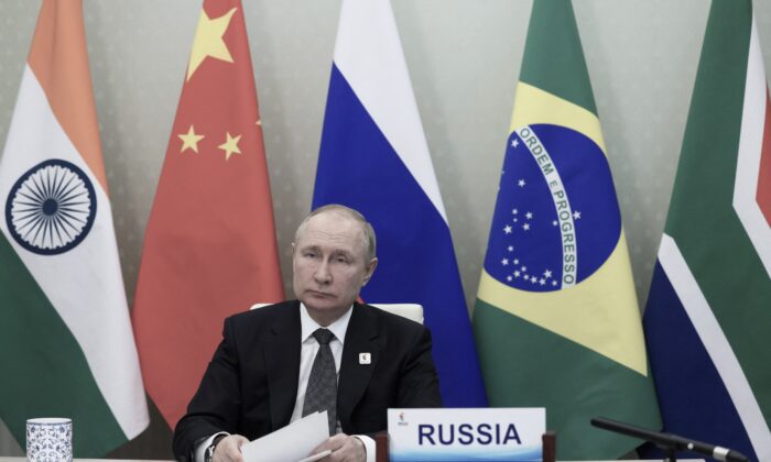 Tổng thống Nga Vladimir Putin tham gia hội nghị thượng đỉnh BRICS lần thứ XIV theo hình thức trực tuyến thông qua một cuộc gọi video, tại Moscow, vào ngày 23/06/2022. (Ảnh: Mikhail Metzel/Sputnik/AFP qua Getty Images)