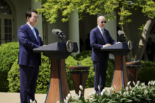 Tổng thống Nam Hàn Yoon Suk Yeol và Tổng thống Hoa Kỳ Joe Biden nói chuyện trong một cuộc họp báo tại khu vườn của Tòa Bạch Ốc ở Hoa Thịnh Đốn hôm 26/04/2023. (Ảnh: Madalina Vasiliu/The Epoch Times)