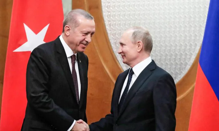 Tổng thống Nga Vladimir Putin gặp người đồng cấp Thổ Nhĩ Kỳ Recep Tayyip Erdogan tại khu nghỉ mát Sochi ở Hắc Hải vào ngày 14/02/2019. (Ảnh: Sergei Chirikov/POOL/AFP qua Getty Images)