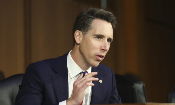 Thượng nghị sĩ Josh Hawley (Cộng Hòa-Missouri) tại một phiên điều trần tại Capitol Hill ở Hoa Thịnh Đốn hôm 13/09/2022. (Ảnh: Kevin Dietsch/Getty Images)