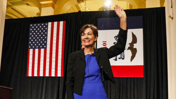 Thống đốc Iowa Kim Reynolds vẫy tay chào sau khi trình bày trong một buổi lễ tuyên thệ nhậm chức tại Statehouse ở Des Moines, Iowa, vào ngày 24/05/2017. (Ảnh: AP Photo/Charlie Neibergall)