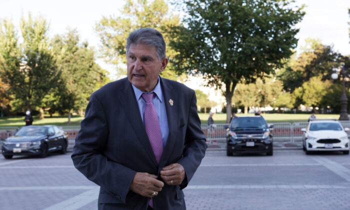 Thượng nghị sĩ Joe Manchin (Dân Chủ-West Virginia) đến Tòa nhà Quốc hội Hoa Kỳ, hôm 27/09/2022. (Ảnh: Alex Wong/Getty Images)