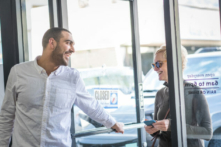 Một lối suy nghĩ tích cực có hiệu ứng lan truyền; điều đó sẽ tác động đến những người xung quanh bạn theo hướng tích cực. (Ảnh: Spiderstock/Getty)