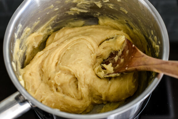 Trộn từng quả trứng hòa quyện hoàn toàn vào khối bột trước khi thêm quả kế tiếp. (Ảnh: Đăng dưới sự cho phép của tác giả Audrey Le Goff)