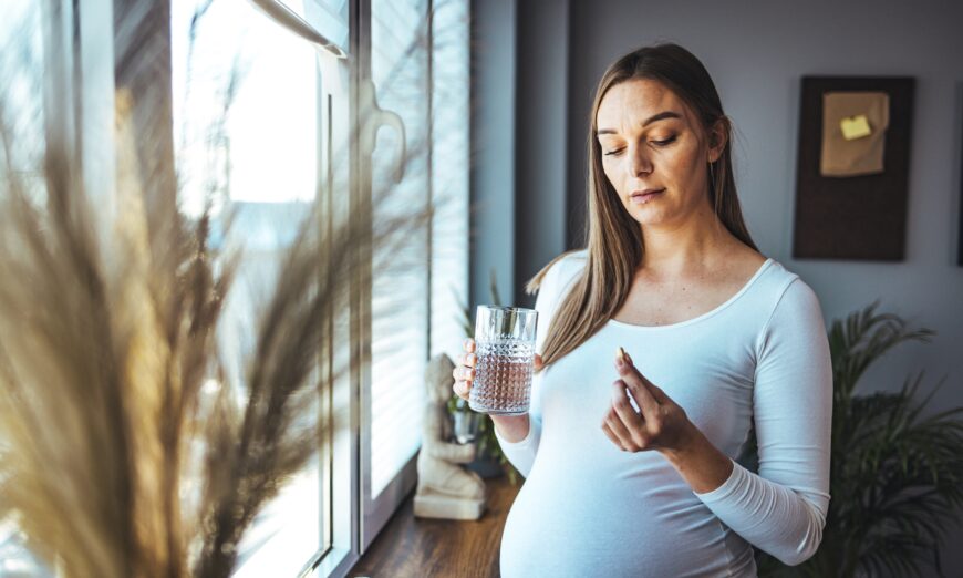 Phụ nữ mang thai nên theo dõi việc tiếp xúc với các chất độc có thể gây hại cho em bé đang phát triển. (Ảnh: Dragana Gordic/Shutterstock)