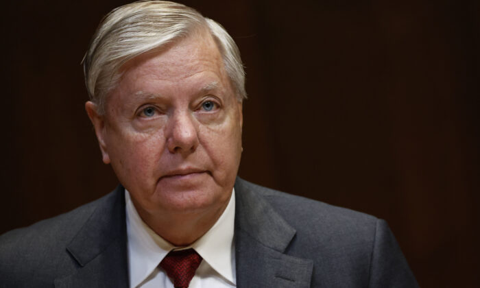 Thượng nghị sĩ Lindsey Graham (Cộng Hòa-South Carolina) tại Hoa Thịnh Đốn ngày 25/05/2022. (Ảnh: Ting Shen/Pool/Getty Images)