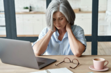 Hãy để tôi gợi ý cho bạn một vài thủ thuật xoa bóp bấm huyệt, các món ăn làm thuốc và các bài tập giảm đau cổ vai gáy, cơn đau của bạn hẳn sẽ sớm biến mất. (Shutterstock)