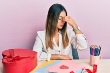 Việc bị mất ngủ dù chỉ một giờ thôi cũng là một cú đánh trực tiếp vào lòng tốt bẩm sinh của con người chúng ta…(Ảnh: Krakenimages.com/Shutterstock)