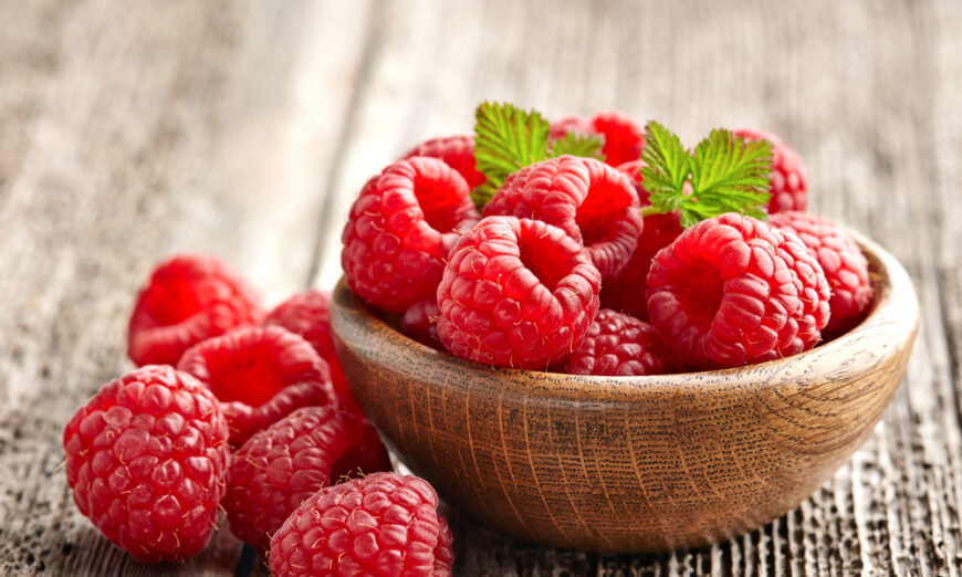 Chất chuyển hóa Urolithin A, một hợp chất được tìm thấy trong quả mọng, quả óc chó, và quả lựu, dường như có đặc tính chống viêm và chống ung thư nhờ những tác dụng trên ty thể. (Ảnh: Dionisvera/Shutterstock)