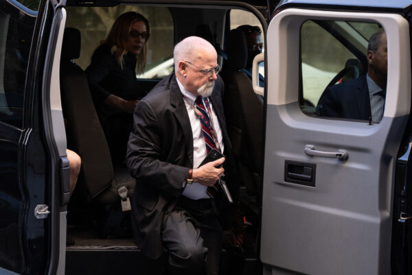 Biện lý Đặc biệt John Durham đến tòa án liên bang ở Hoa Thịnh Đốn vào ngày 18/05/2022. (Ảnh: Teng Chen cho The Epoch Times)